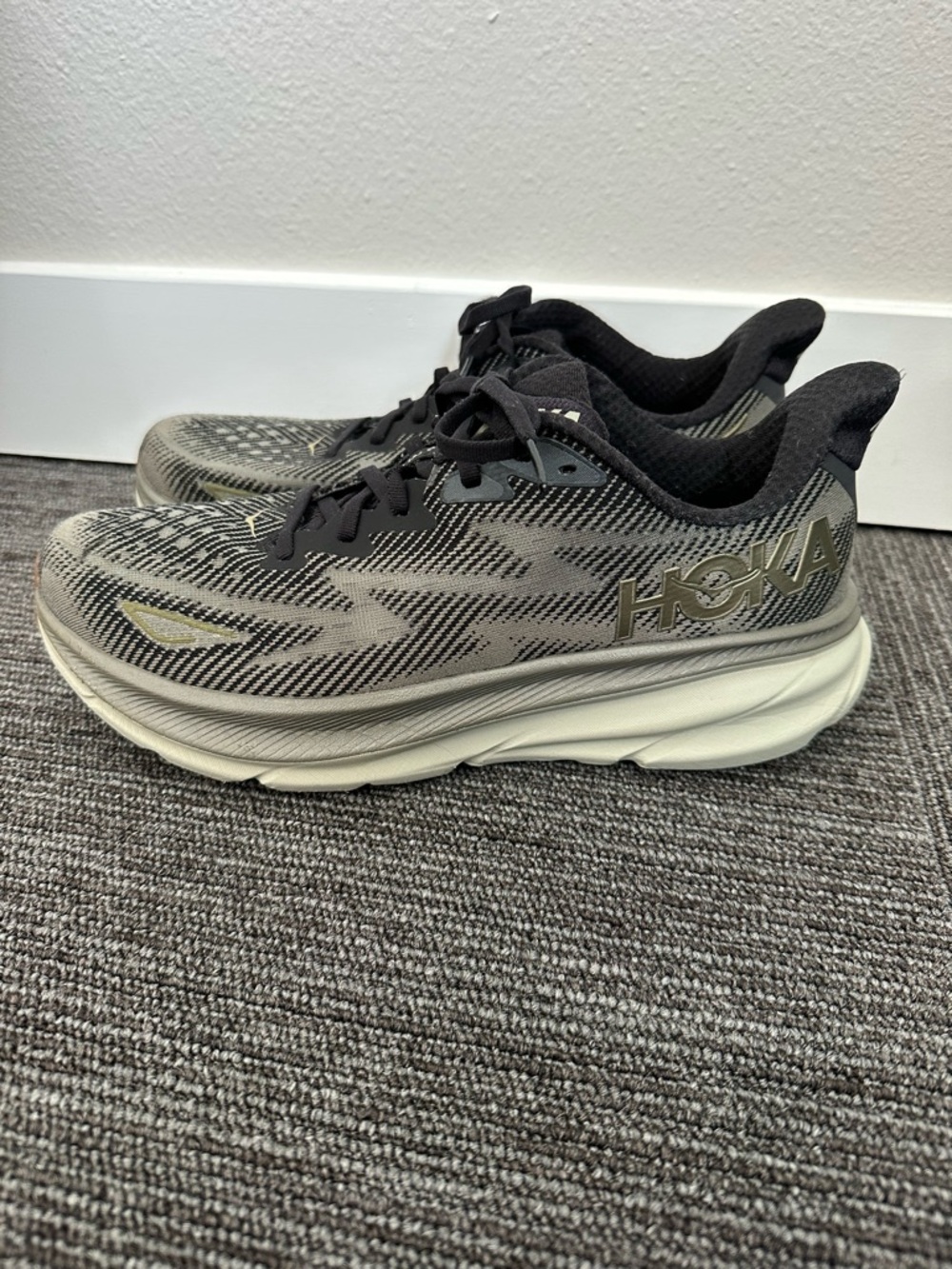 Hoka Clifton 9 men’s size 10.5D
